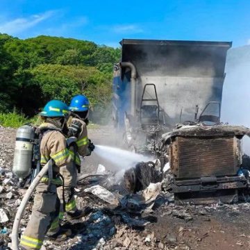 INCENDIO CONSUME VOLQUETA EN CARRETERA HACIA METAPÁN