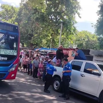 YOUTUBERS INTENTABAN REGALAR PESCADO EN SANTA ANA CENTRO Y FUERON RETIRADOS POR MIEMBROS DEL CAM