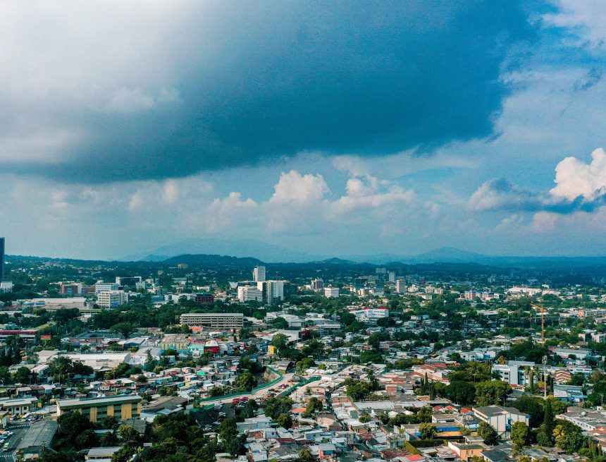 clima hoy AMBIENTE CALUROSO Y LLUVIAS CON TORMENTAS ELÉCTRICAS SE PREVÉN PARA ESTE MIÉRCOLES EN EL SALVADOR