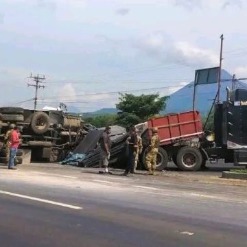 FUERTE ACCIDENTE ENTRE RASTRA Y VOLQUETA EN DESVÍO AL CERRO VERDE DEJA DAÑOS MATERIALES