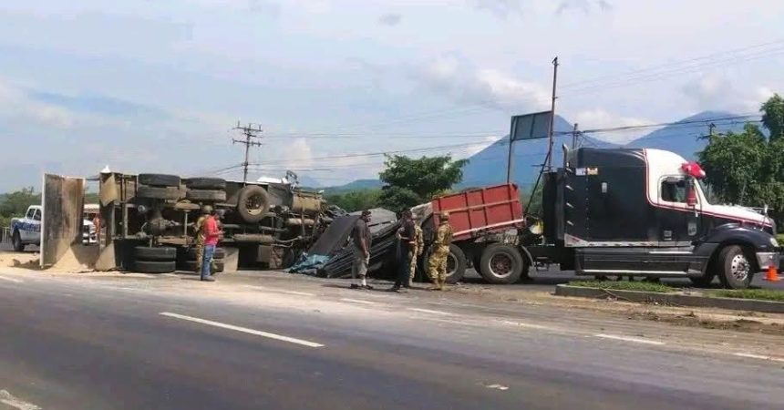 FUERTE ACCIDENTE ENTRE RASTRA Y VOLQUETA EN DESVÍO AL CERRO VERDE DEJA DAÑOS MATERIALES
