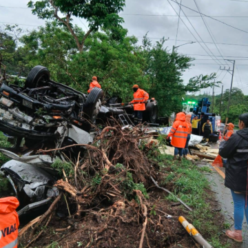 coma 1 CONTINÚAN TRABAJOS PARA RETIRAR CAMIÓN VOLCADO EN LA AUTOPISTA A COMALAPA