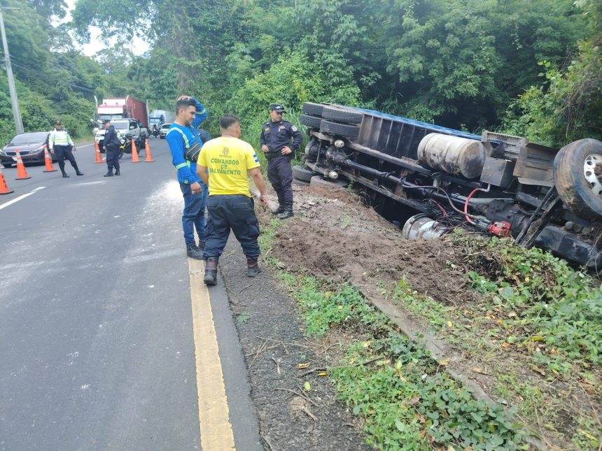 COLISIÓN ENTRE DOS CAMIONES DE CARGA GENERA EMERGENCIA EN LA CARRETERA PANAMERICANA, EN EL CONGO