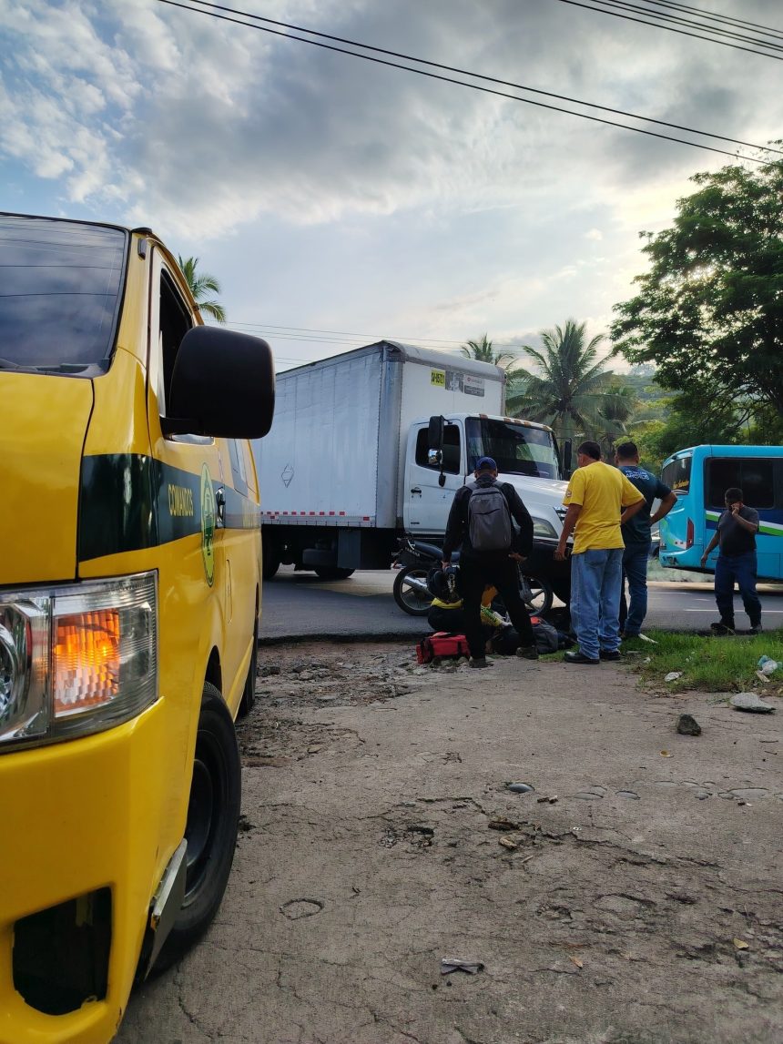 DOS ACCIDENTES DE TRÁNSITO DEJAN TRES LESIONADOS EN LA CARRETERA PANAMERICANA ENTRE SANTA ANA Y LA LIBERTAD