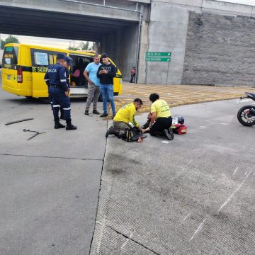 DOS PERSONAS RESULTAN AFECTADAS EN ACCIDENTE DE MOTOCICLETA EN EL REDONDEL CLAUDIA LARS