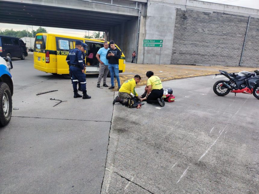 comandos 3 DOS PERSONAS RESULTAN AFECTADAS EN ACCIDENTE DE MOTOCICLETA EN EL REDONDEL CLAUDIA LARS