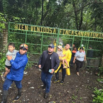 comandos EVACÚAN A VARIAS FAMILIAS EN SAN JUAN OPICO ANTE RIESGO POR CRECIDA DE RÍOS Y LLUVIAS