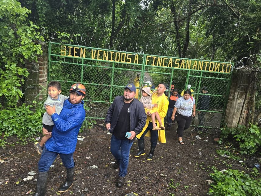 comandos EVACÚAN A VARIAS FAMILIAS EN SAN JUAN OPICO ANTE RIESGO POR CRECIDA DE RÍOS Y LLUVIAS