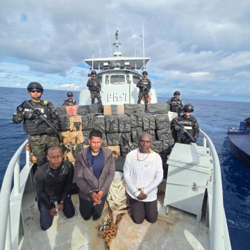 EL SALVADOR INCAUTA 6.68 TONELADAS DE COCAÍNA EN OPERACIÓN MARÍTIMA RÉCORD