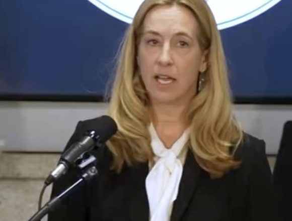GOBERNADORA DE NUEVA JERSEY DENUNCIA RESTRICCIONES DURANTE VISITA A CENTRO DE DETENCIÓN DE ICE