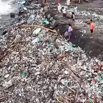 guate 2 TONELADAS DE BASURA CUBREN PLAYA EN GUATEMALA Y GENERAN PREOCUPACIÓN POR EL IMPACTO AMBIENTAL