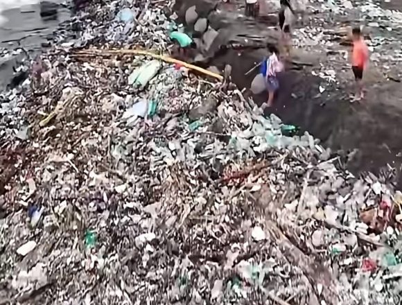 guate 2 TONELADAS DE BASURA CUBREN PLAYA EN GUATEMALA Y GENERAN PREOCUPACIÓN POR EL IMPACTO AMBIENTAL