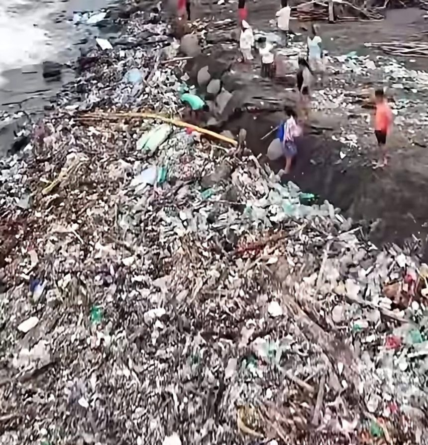 TONELADAS DE BASURA CUBREN PLAYA EN GUATEMALA Y GENERAN PREOCUPACIÓN POR EL IMPACTO AMBIENTAL