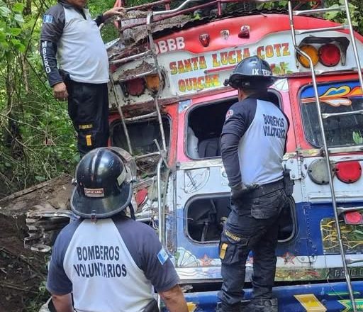 GUATEMALA; AUTOBÚS CAE A UN BARRANCO EN CHICHICASTENANGO Y DEJA AL MENOS 14 PERSONAS LESIONADAS