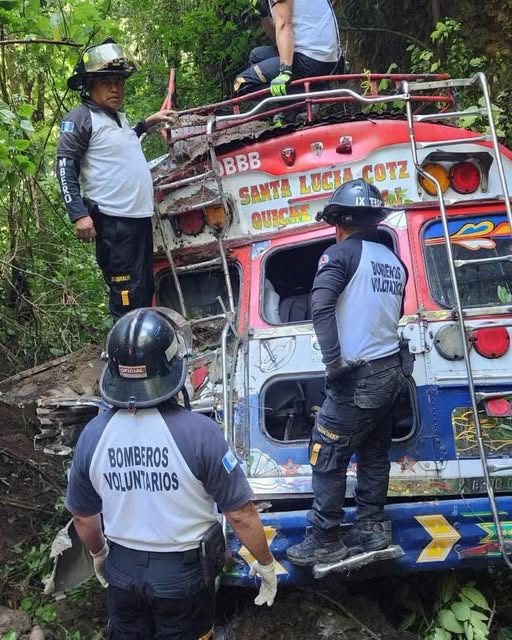guate 4 GUATEMALA; AUTOBÚS CAE A UN BARRANCO EN CHICHICASTENANGO Y DEJA AL MENOS 14 PERSONAS LESIONADAS