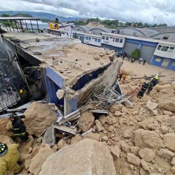 honduras 2 RESCATAN A CUATRO TRABAJADORES TRAS DERRUMBE E INCENDIO EN TEGUCIGALPA