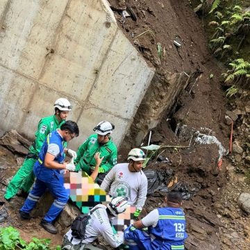 los chorros 1 RESCATAN A HOMBRE TRAS CAER A UNA BARRANCA EN LA AUTOPISTA LOS CHORROS