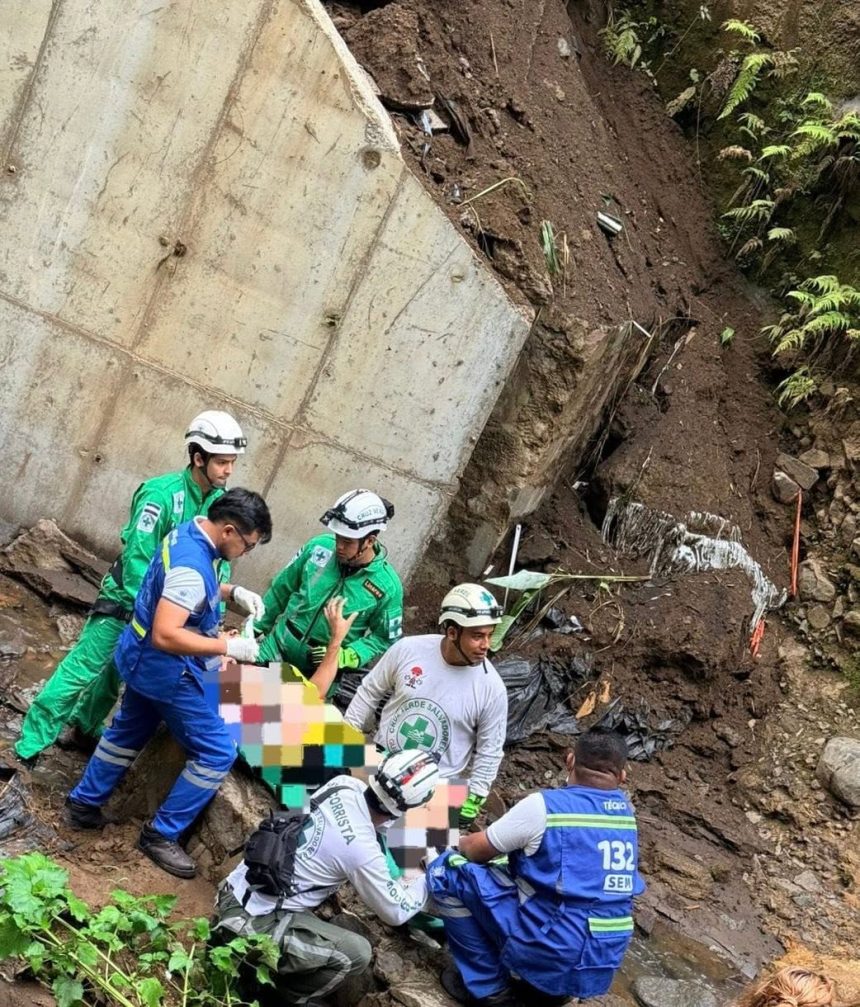 los chorros 1 RESCATAN A HOMBRE TRAS CAER A UNA BARRANCA EN LA AUTOPISTA LOS CHORROS