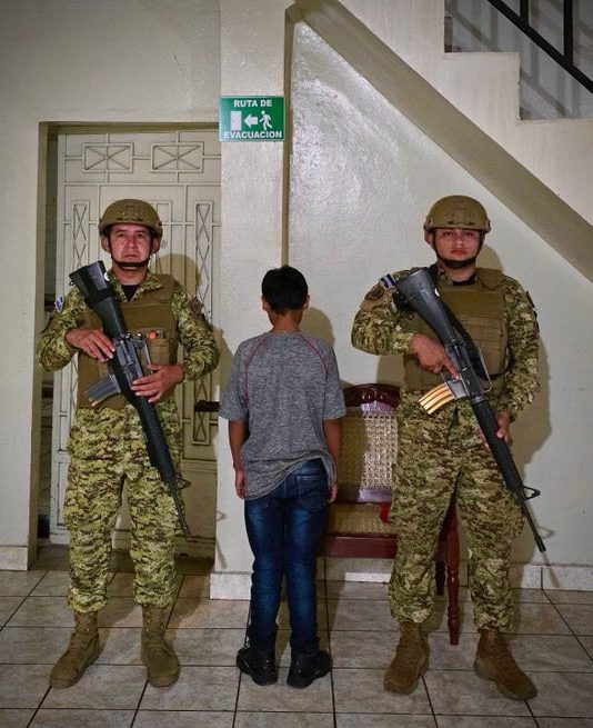 UBICAN A MENOR CON MATERIAL QUE LO VINCULARÍA A LA MS-13 EN AHUACHAPÁN SUR
