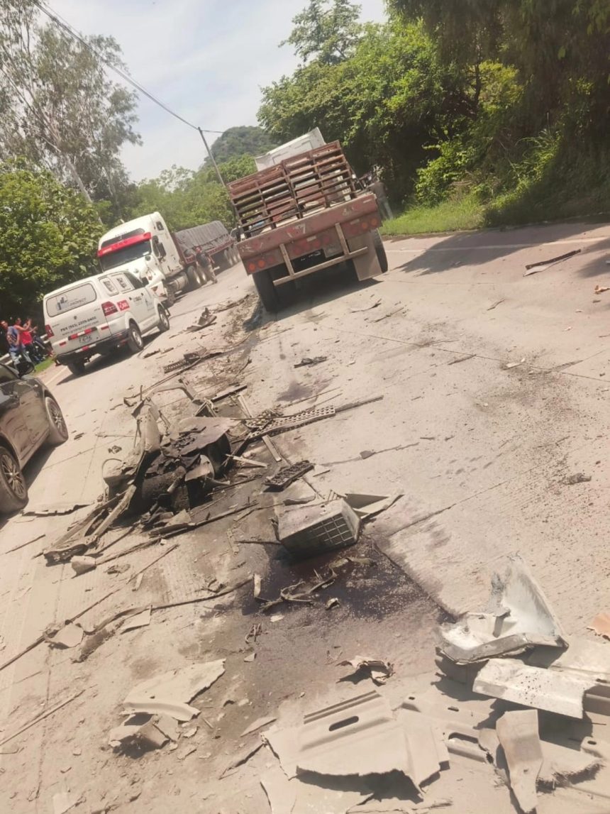 ACCIDENTE ENTRE DOS RASTRAS GENERA AFECTACIONES EN LA CARRETERA DE METAPÁN HACIA SANTA ANA