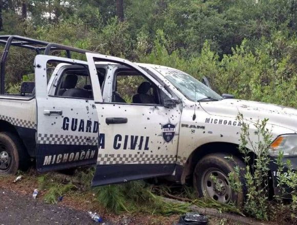 EMBOSCADA ARMADA DEJA CINCO POLICÍAS MUERTOS Y CINCO HERIDOS EN MICHOACÁN