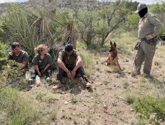 PATRULLA FRONTERIZA DETIENE A CUATRO MIGRANTES INDOCUMENTADOS EN TEXAS; OTROS DOS HUYERON HACIA EL DESIERTO