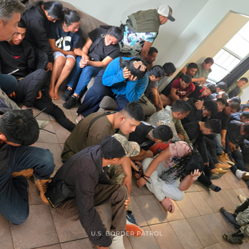 DETIENEN A 41 INMIGRANTES INDOCUMENTADOS EN CASA UTILIZADA POR PRESUNTOS CONTRABANDISTAS EN TEXAS