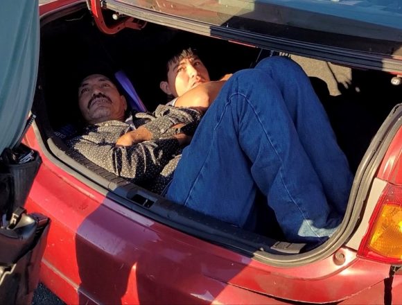 migra CIUDADANO ESTADOUNIDENSE ENFRENTA CARGOS TRAS SER DETENIDO POR PRESUNTO CONTRABANDO DE MIGRANTES EN CALIFORNIA