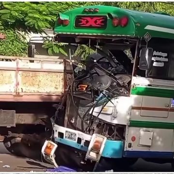 VARIAS PERSONAS RESULTAN LESIONADAS EN CHOQUE ENTRE AUTOBÚS Y CAMIÓN EN MORAZÁN