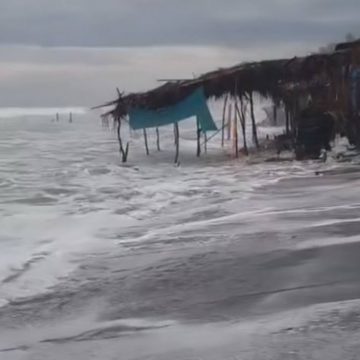 MANTIENEN VIGILANCIA POR INCREMENTO DEL OLEAJE EN LA COSTA DE ACAJUTLA