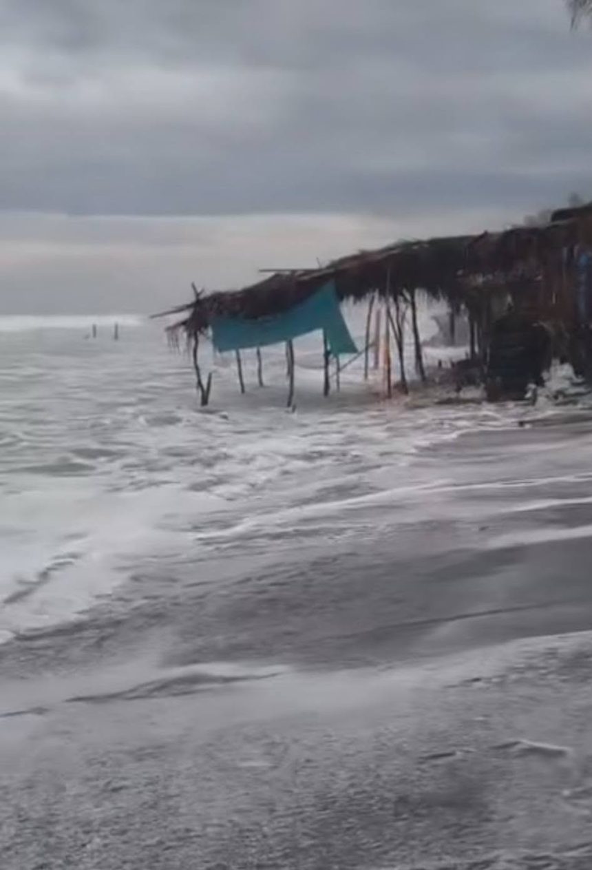 olas 1 MANTIENEN VIGILANCIA POR INCREMENTO DEL OLEAJE EN LA COSTA DE ACAJUTLA
