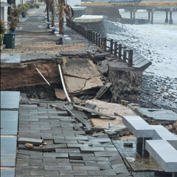 FUERTE OLEAJE CAUSA DAÑOS EN PASEO TURÍSTICO SURF CITY EN LA LIBERTAD