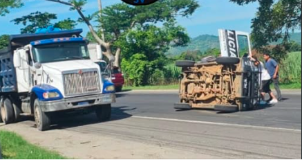 DOS AGENTES DE LA PNC RESULTAN LESIONADOS EN ACCIDENTE DE TRÁNSITO EN GUAZAPA