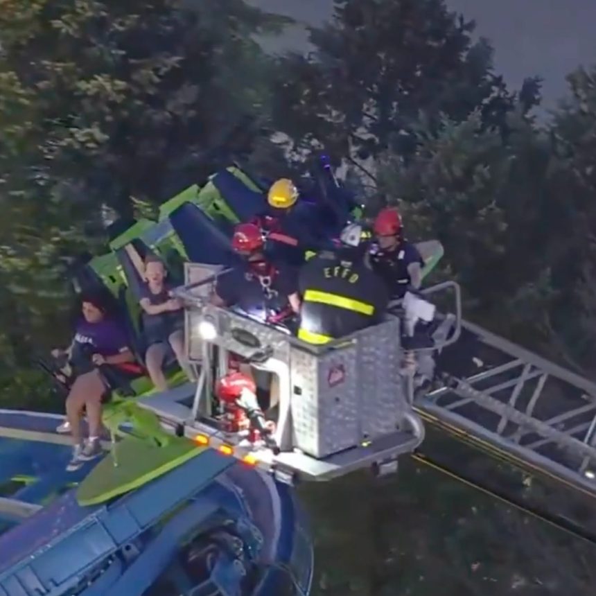 FALLA EN JUEGO MECÁNICO DEJA A VARIOS NIÑOS Y ADULTOS ATRAPADOS POR DOS HORAS EN NUEVA YORK