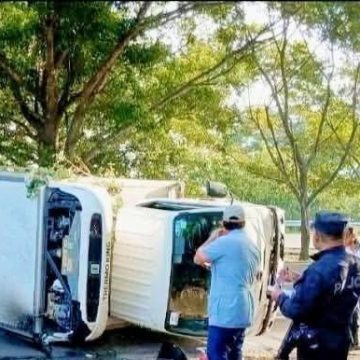 CAMIÓN VUELCA Y GENERA FUERTE CONGESTIONAMIENTO EN LA CARRETERA PANAMERICANA, EN SAN PEDRO PERULAPÁN