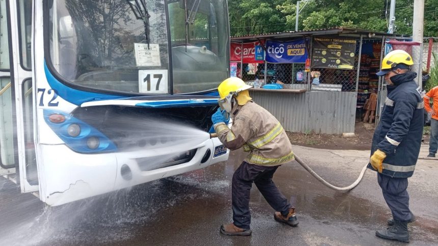 BOMBEROS ATIENDEN CONATO DE INCENDIO EN UN AUTOBÚS SOBRE LA CARRETERA DE SANTA ANA A SONSONATE