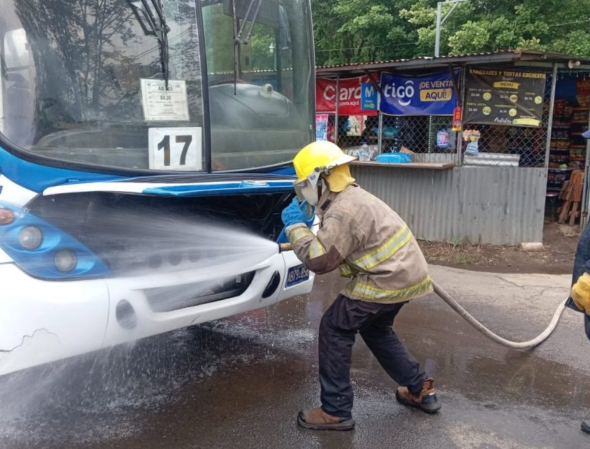 santa 1 BOMBEROS ATIENDEN CONATO DE INCENDIO EN UN AUTOBÚS SOBRE LA CARRETERA DE SANTA ANA A SONSONATE