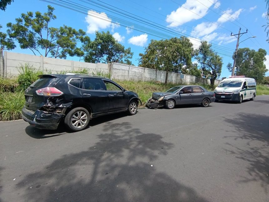 ACCIDENTE DE TRÁNSITO EN SANTA ANA INVOLUCRA TRES VEHÍCULOS; UNA MUJER ES ATENDIDA EN EL LUGAR