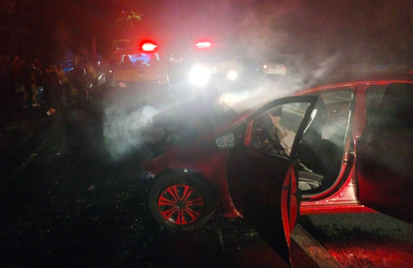 DOS PERSONAS LESIONADAS Y UN VEHÍCULO INCENDIADO TRAS FUERTE ACCIDENTE EN EL BULEVAR VENEZUELA