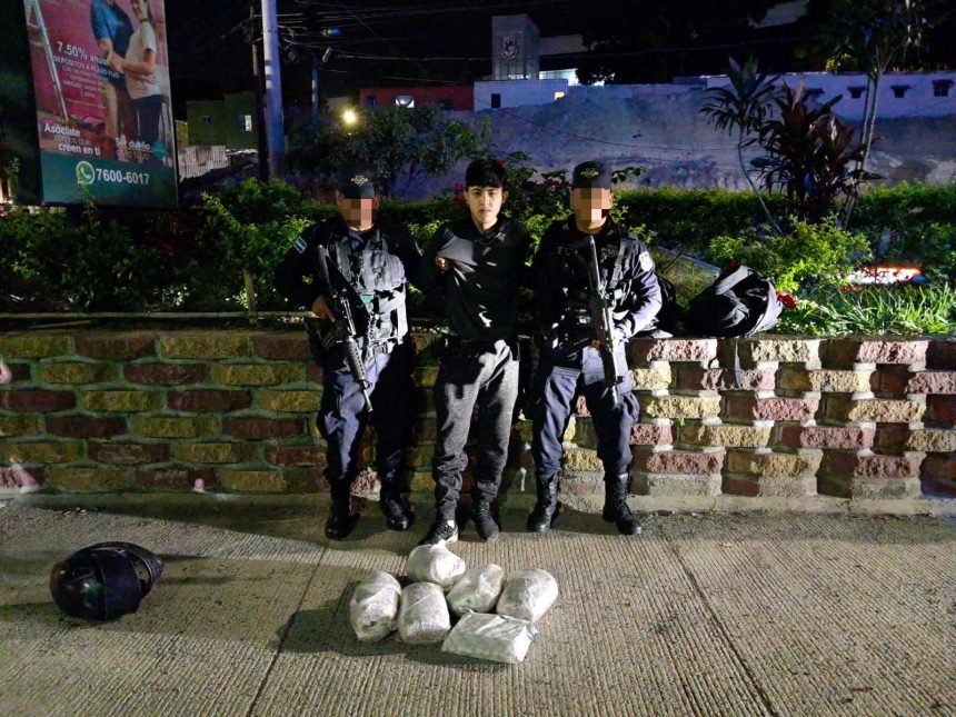 1 CAPTURAN A SUJETO QUE PRESUNTAMENTE SE HACÍA PASAR POR REPARTIDOR PARA TRANSPORTAR DROGA