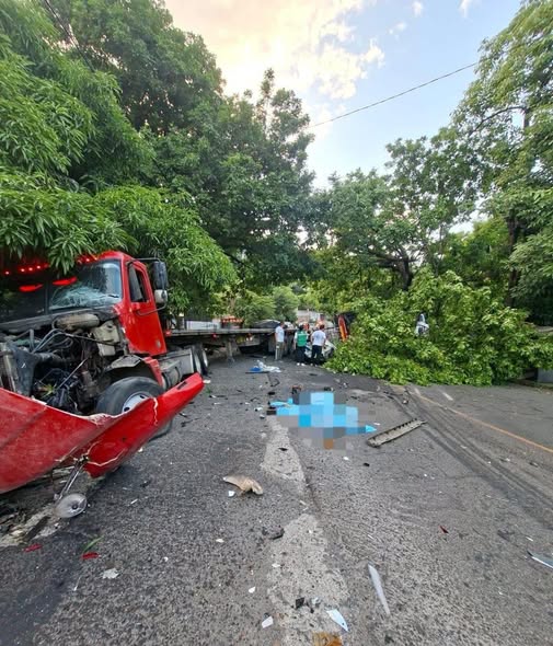1 MUJER MUERE EN MÚLTIPLE ACCIDENTE DE TRÁNSITO SOBRE LA CARRETERA LITORAL EN LA LIBERTAD