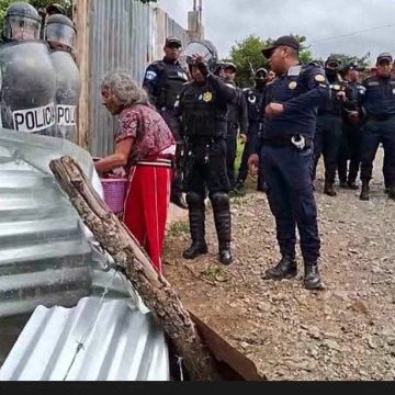 ANCIANA 1 HIJO PROMOVIÓ PROCESO JUDICIAL QUE TERMINA CON EL DESALOJO DE SU MADRE DE 72 AÑOS EN UNA ALDEA EN GUATEMALA