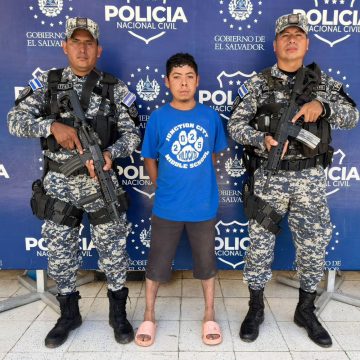 CAPTURAN EN SANTA ANA A HOMBRE SEÑALADO DE REALIZAR SEÑALES ALUSIVAS A PANDILLAS