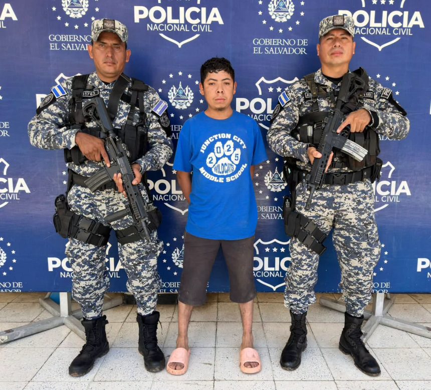 CAPTURAN EN SANTA ANA A HOMBRE SEÑALADO DE REALIZAR SEÑALES ALUSIVAS A PANDILLAS
