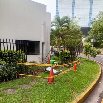 CERCA 1 AUTOMOVILISTA CHOCA CONTRA CERCA METÁLICA DE IGLESIA Y SE RETIRA DEL LUGAR EN SAN SALVADOR