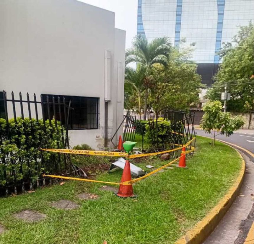 AUTOMOVILISTA CHOCA CONTRA CERCA METÁLICA DE IGLESIA Y SE RETIRA DEL LUGAR EN SAN SALVADOR