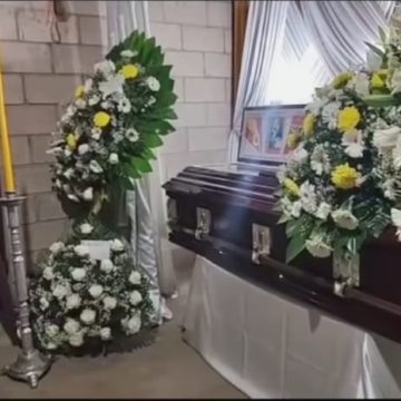 FAMILIARES Y AMIGOS DAN EL ÚLTIMO ADIÓS A HILDAURA CALLEJAS EN VICTORIA, CABAÑAS