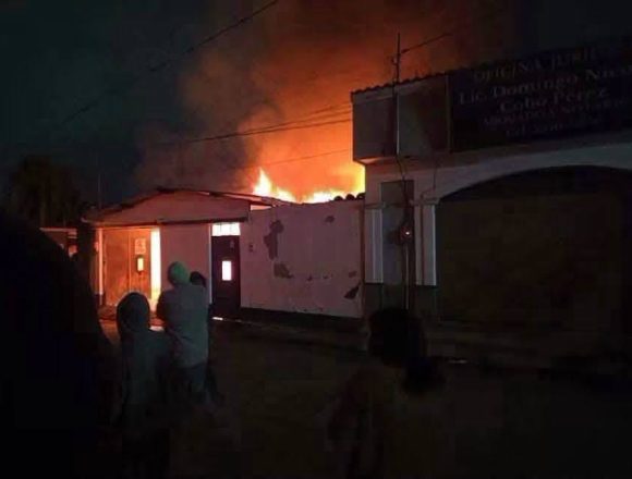 PROTESTA EN GUATEMALA TERMINA CON INCENDIO EN VIVIENDA DE JUEZA TRAS DESALOJO DE ADULTA MAYOR