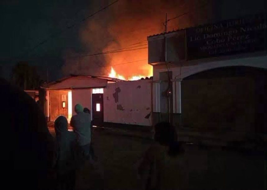 INCENDIO 1 PROTESTA EN GUATEMALA TERMINA CON INCENDIO EN VIVIENDA DE JUEZA TRAS DESALOJO DE ADULTA MAYOR