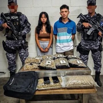MARI 2 CAPTURAN A DOS PERSONAS QUE TRANSPORTABAN MARIHUANA VALORADA EN CASI $20,000